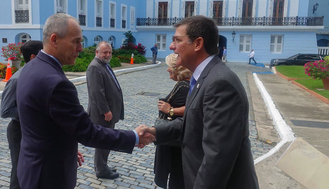 Embajador de la República Checa llega a la Fortaleza, donde lo recibe el gobernador interino.